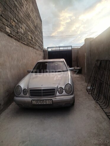 Mercedes E 200-1