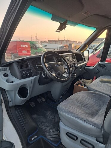 Ford Transit-8