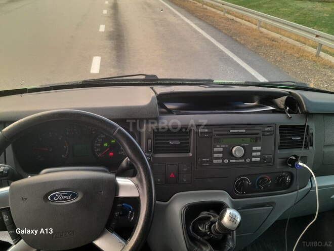 Ford Transit-16