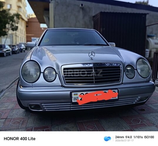 Mercedes E 230-1