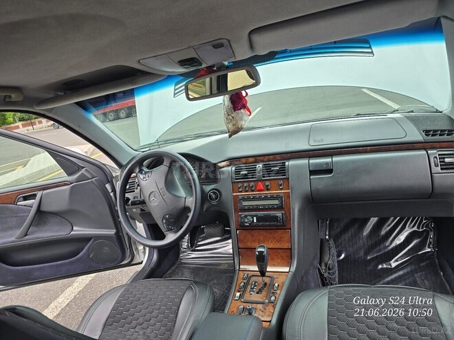 Mercedes E 270-3