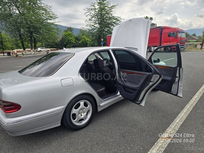 Mercedes E 270-4