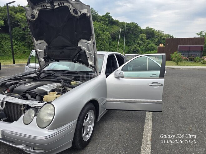 Mercedes E 270-6