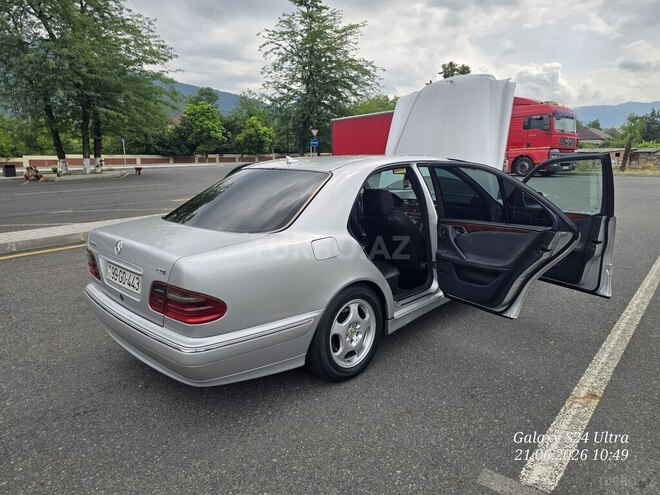 Mercedes E 270-9