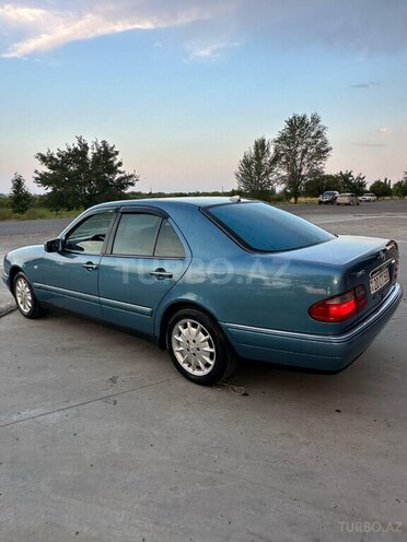 Mercedes E 240-4