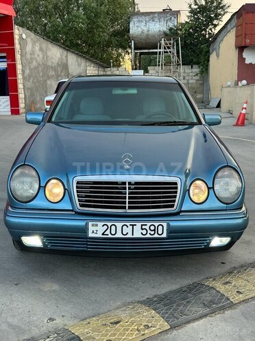 Mercedes E 240-1