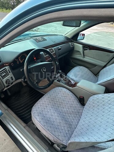 Mercedes E 240-5