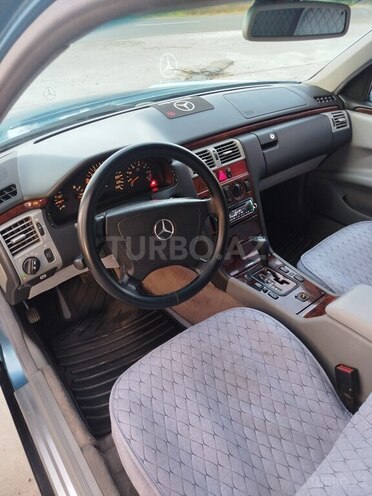 Mercedes E 240-8