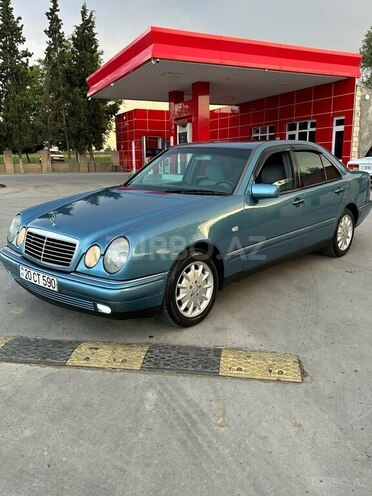 Mercedes E 240-11