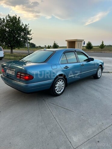 Mercedes E 240-13
