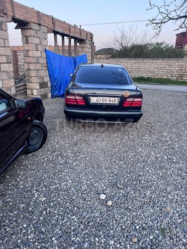 Mercedes E 240-3