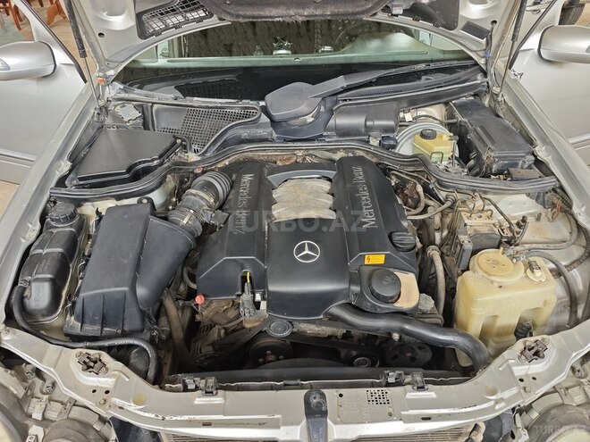 Mercedes E 240-11
