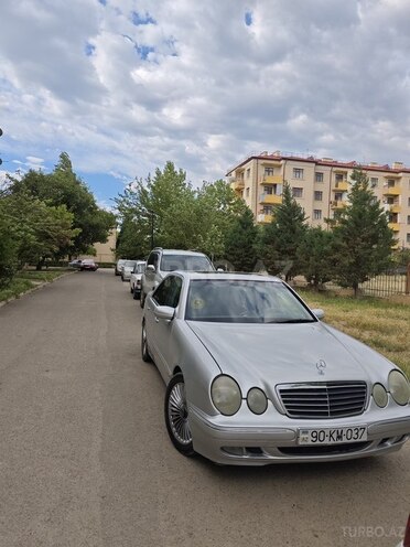 Mercedes E 240-1