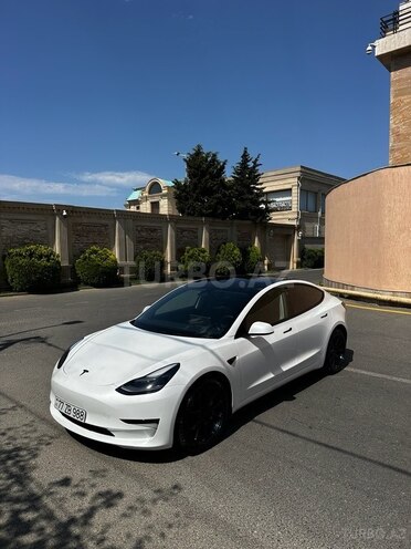 Tesla Model 3-1