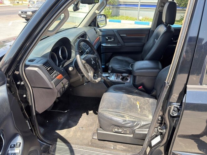 Mitsubishi Pajero-7