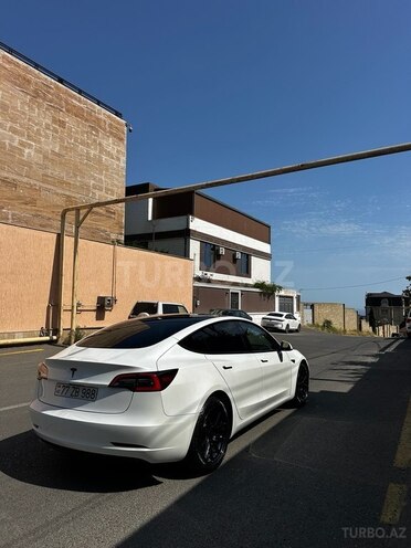 Tesla Model 3-10