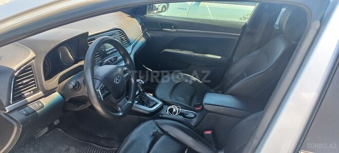 Hyundai Elantra-6