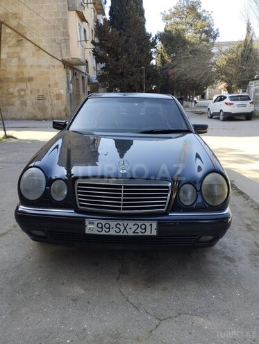 Mercedes E 240-1