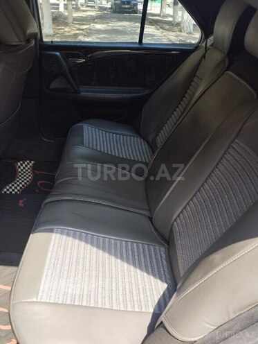 Mercedes E 240-5