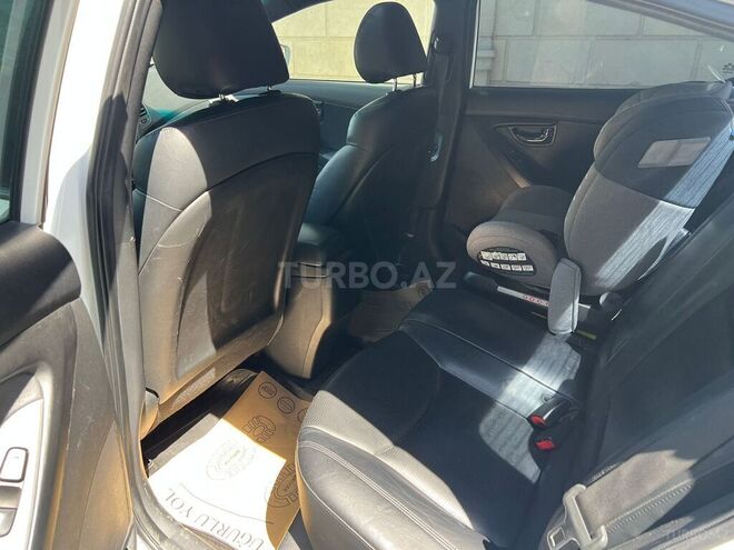 Hyundai Elantra-10