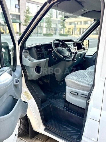 Ford Transit-16