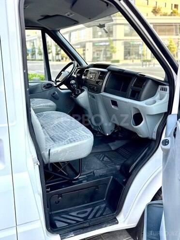 Ford Transit-17
