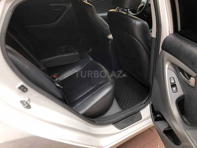 Hyundai Elantra-13
