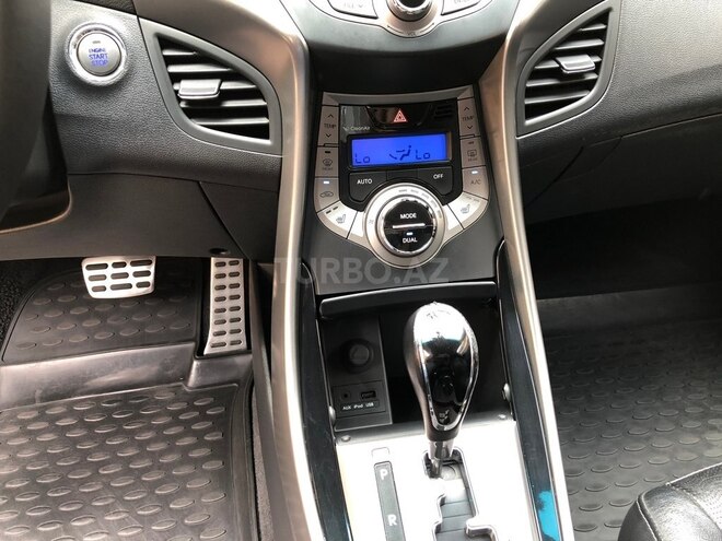 Hyundai Elantra-12