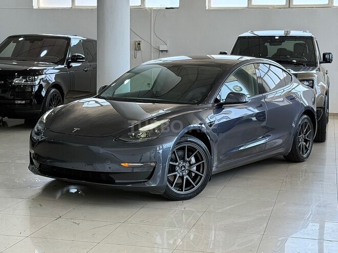 Tesla Model 3-1