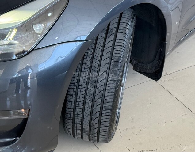 Tesla Model 3-18