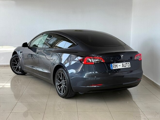 Tesla Model 3-4