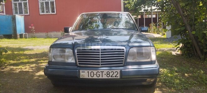 Mercedes 220 E-2
