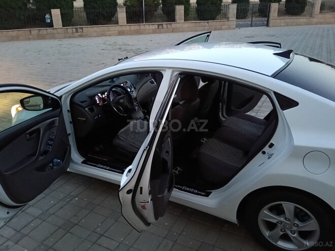 Hyundai Elantra-13