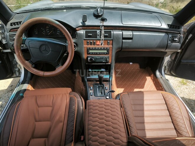 Mercedes E 300-7