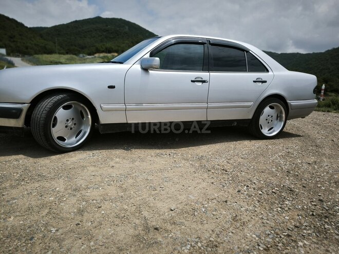 Mercedes E 300-4