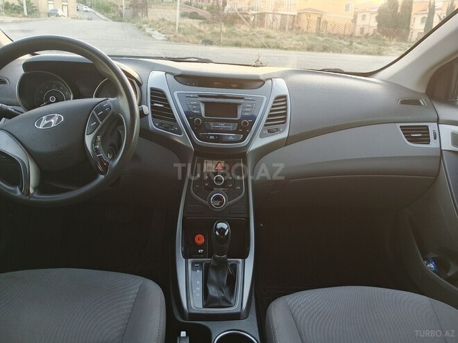 Hyundai Elantra-12