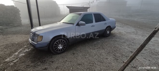 Mercedes E 220-11
