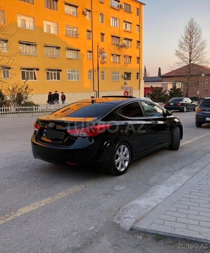 Hyundai Elantra-4