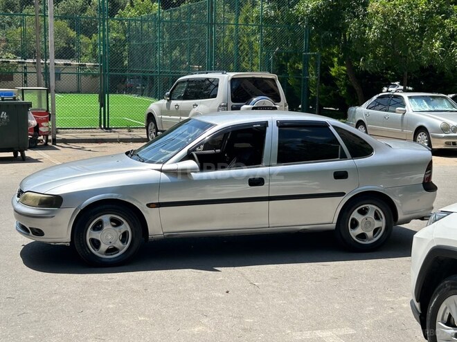 Opel Vectra-4
