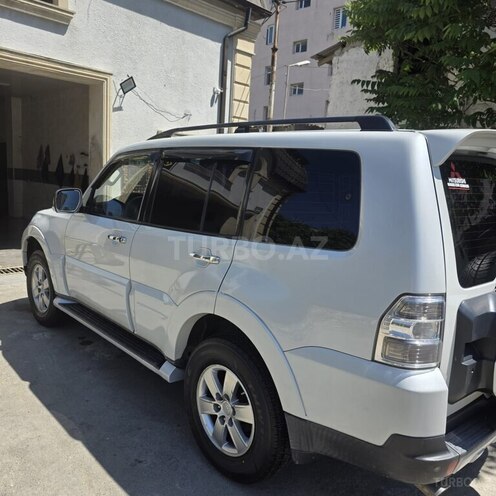 Mitsubishi Pajero-8