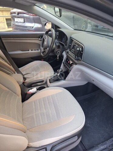 Hyundai Elantra-4