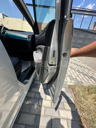 Toyota Prius-12