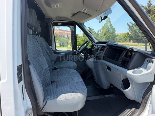 Ford Transit-13