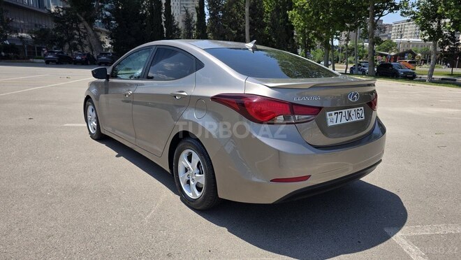 Hyundai Elantra-10