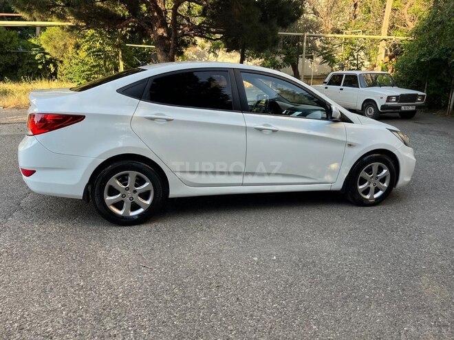 Hyundai Accent-4