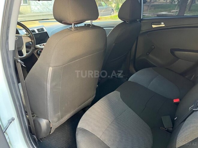 Hyundai Accent-11