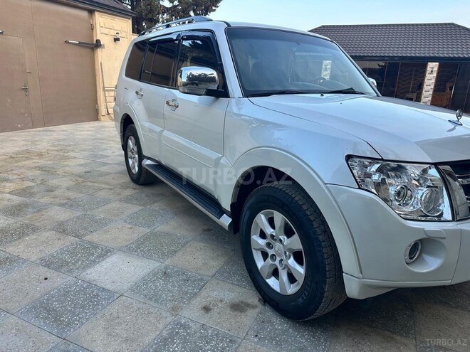 Mitsubishi Pajero-4