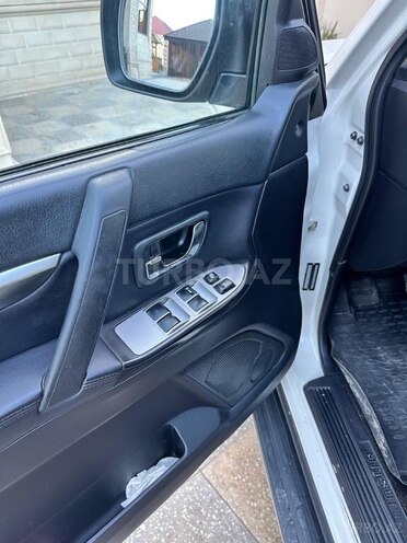 Mitsubishi Pajero-12