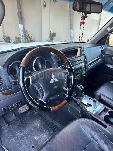 Mitsubishi Pajero-7