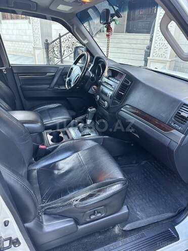 Mitsubishi Pajero-6